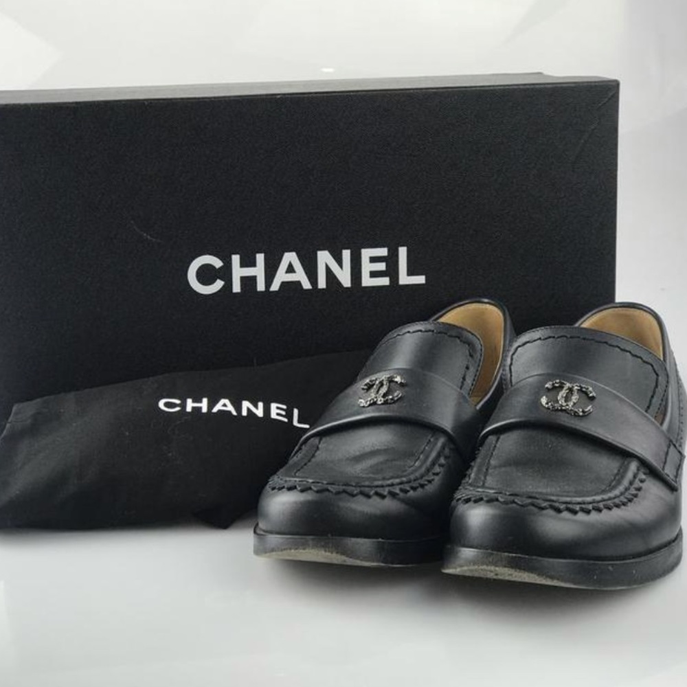 NEED GONE AUTHENTIC CHANEL NAVY LOAFERS
